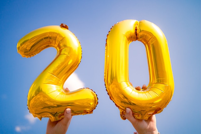 two balloons that say 20
